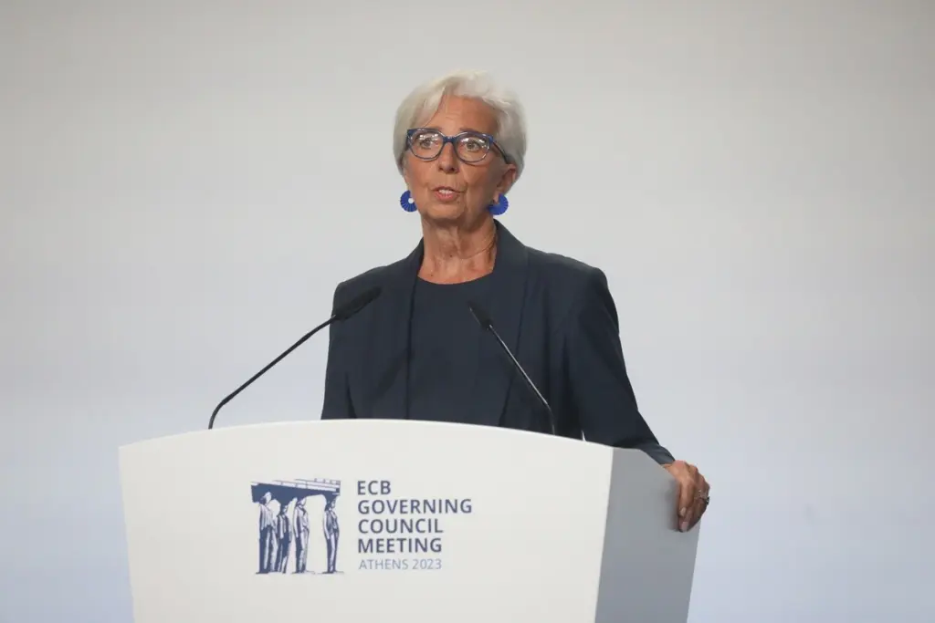 Λαγκάρντ: “Δεν έχει λάβει καμιά απόφαση για πρόωρη αποχώρηση από την ΕΚΤ” – Τι δήλωσε εκπρόσωπός της