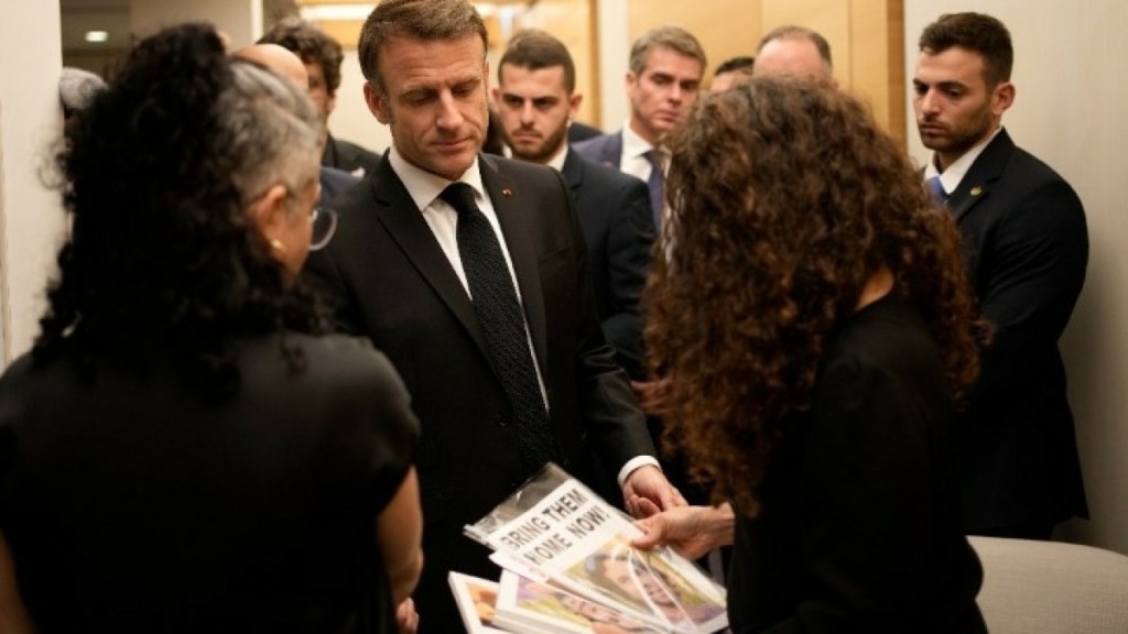 Ο Εμανουέλ Μακρόν στο Ισραήλ: “Μας ενώνει το πένθος – Είμαστε εδώ στο πλευρό σας”