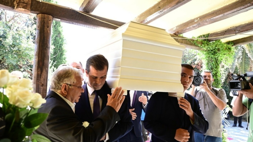 «Αποχαιρέτησαν» τη Μαίρη Χρονοπούλου στο σπίτι της στην Παιανία (pics&vids)