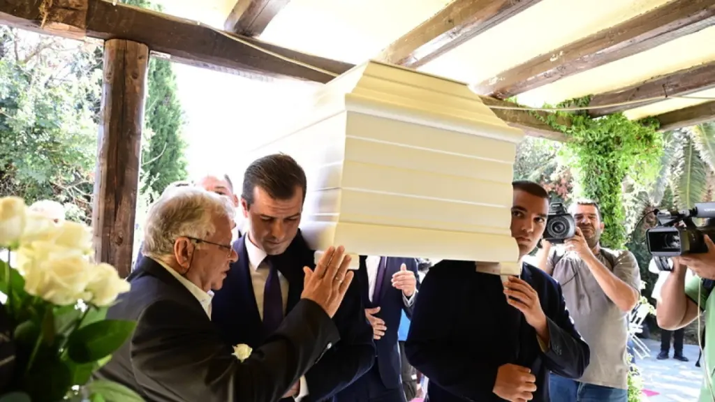 «Αποχαιρέτησαν» τη Μαίρη Χρονοπούλου στο σπίτι της στην Παιανία (pics&vids)