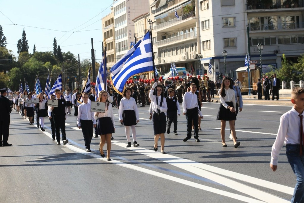 28η Οκτωβρίου: Ολοκληρώθηκε η μαθητική παρέλαση στην Αθήνα – Ανοίγει το κέντρο (vid)