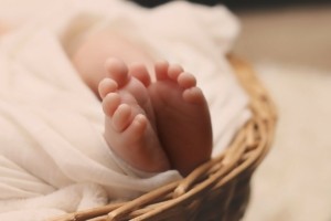 Δανία: Αφαίρεσαν νεογέννητο από 18χρονη μητέρα, λόγω παιδικών τραυμάτων