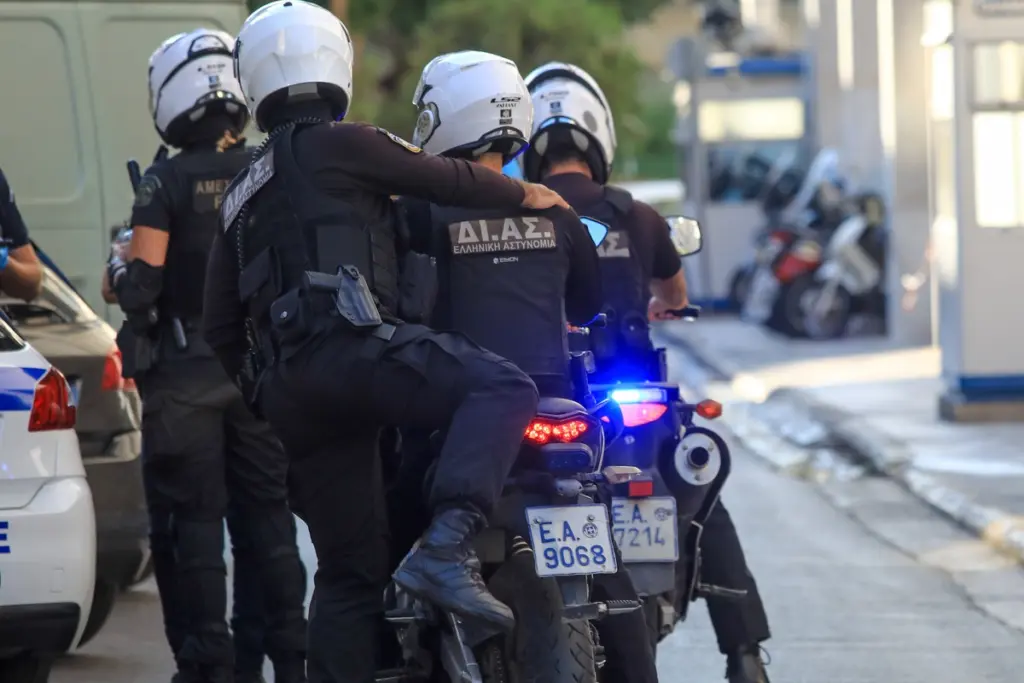 Κηφισιά: Συνελήφθη γνωστός τράπερ για κατοχή ναρκωτικών ουσιών – Χειροπέδες και στον 23χρονο μάνατζέρ του