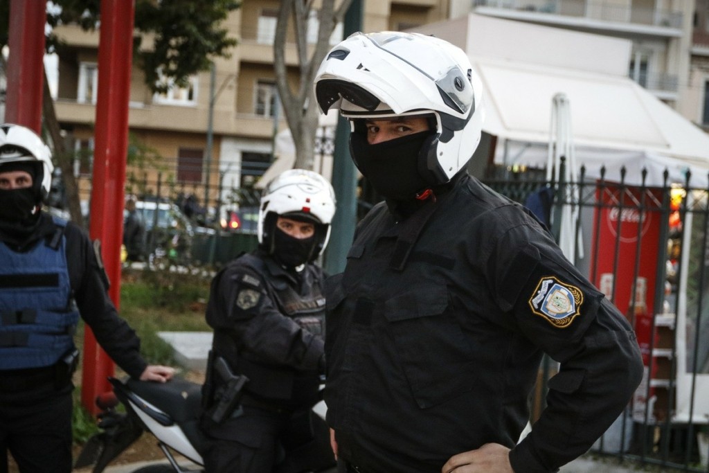 Άγιος Δημήτριος: Τσάκωσαν οδηγό μηχανής που κυκλοφορούσε με πιστόλι και σφαίρες