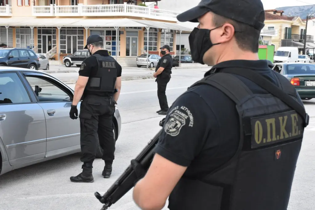 Ζεφύρι: Συνελήφθη 35χρονος πιστολέρο – Τα σκάγια βρήκαν οροφή περιπολικού
