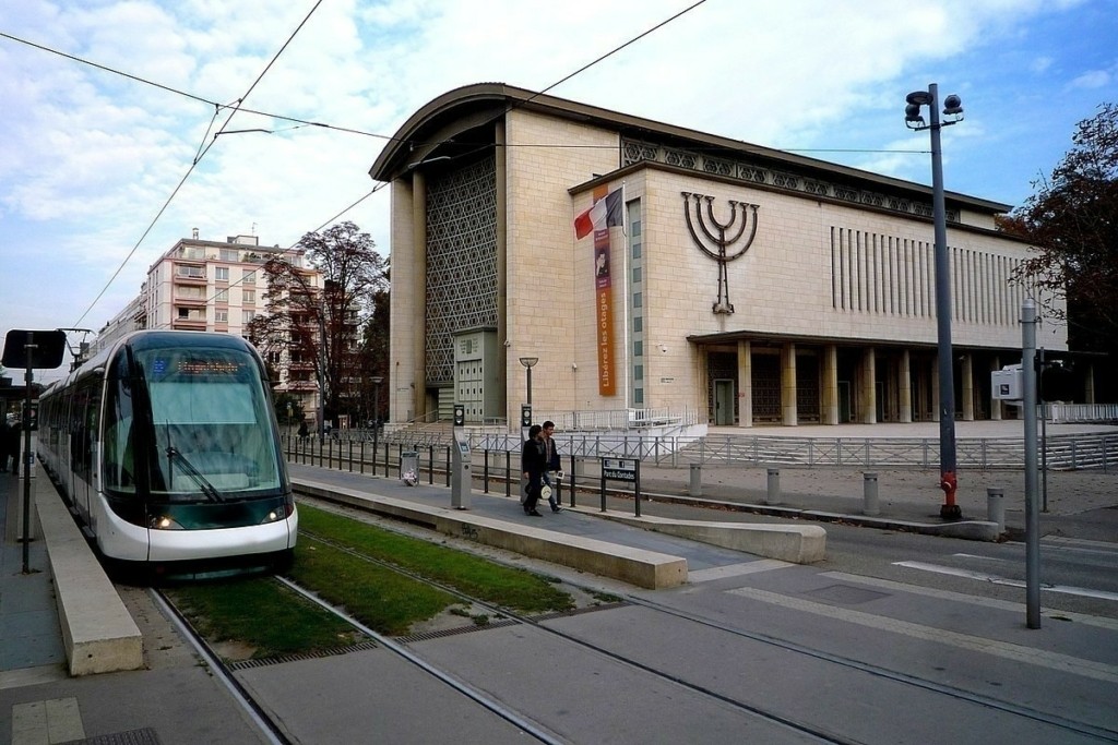 Έφηβος με μαχαίρι συνελήφθη έξω από τη Συναγωγή στο Στρασβούργο