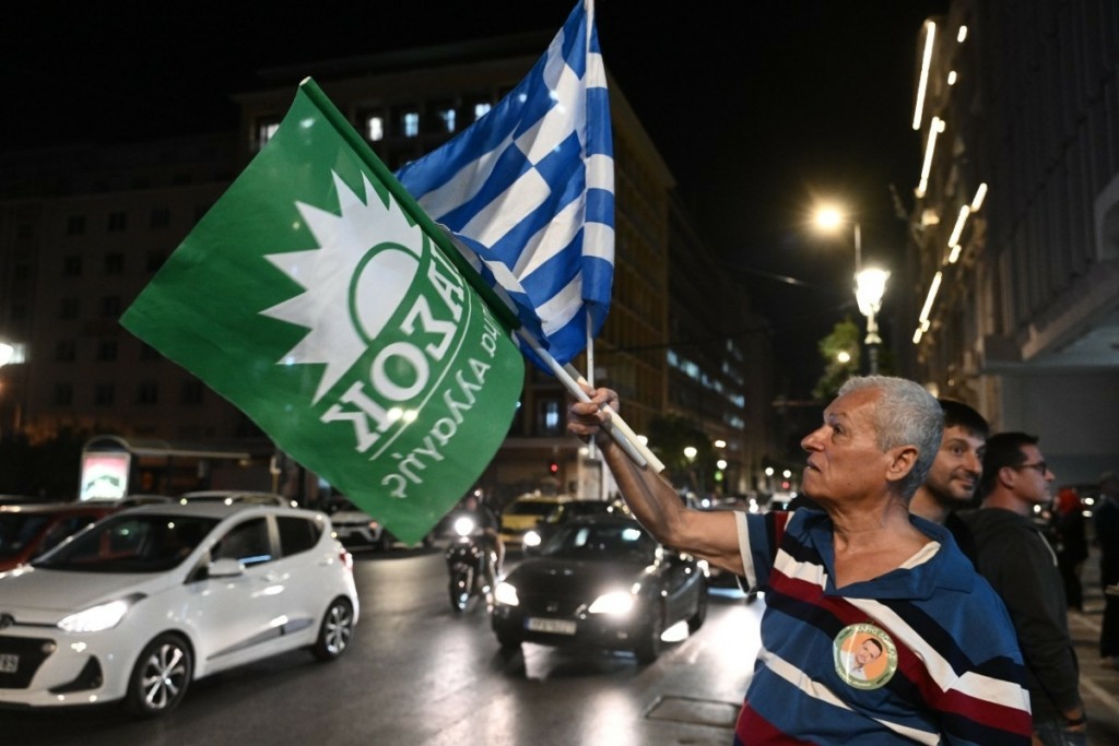 Πανηγυρισμοί με σημαίες του ΠΑΣΟΚ στο κέντρο της Αθήνας (pics)