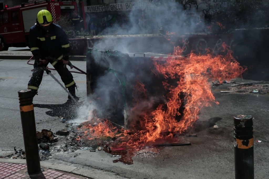 Επεισόδια τώρα έξω από την ΑΣΟΕΕ – Κλειστή η Πατησίων