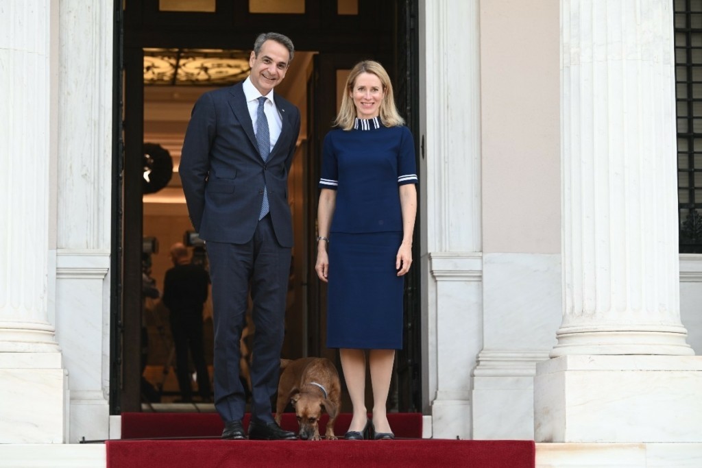 Ο Πίνατ έκλεψε την παράσταση – Έτσι υποδέχτηκε την Εσθονή Πρωθυπουργό στο Μαξίμου (pics&vid)