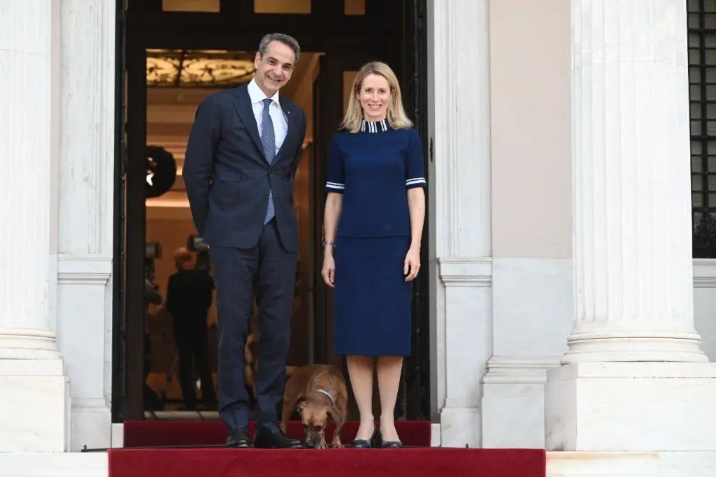 Ο Πίνατ έκλεψε την παράσταση – Έτσι υποδέχτηκε την Εσθονή Πρωθυπουργό στο Μαξίμου (pics&vid)