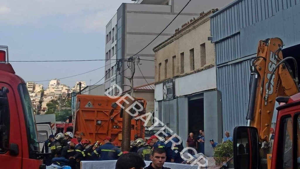 Ανασύρθηκε δίχως τις αισθήσεις του ο άνδρας που έπεσε σε φρεάτιο στον Πειραιά