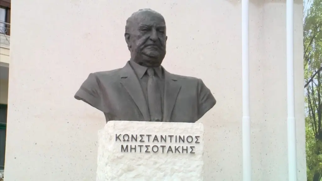 Έγιναν τα εγκαίνια της προτομής του Κωνσταντίνου Μητσοτάκη στη Δεβιτσάνη από τον Ράμα