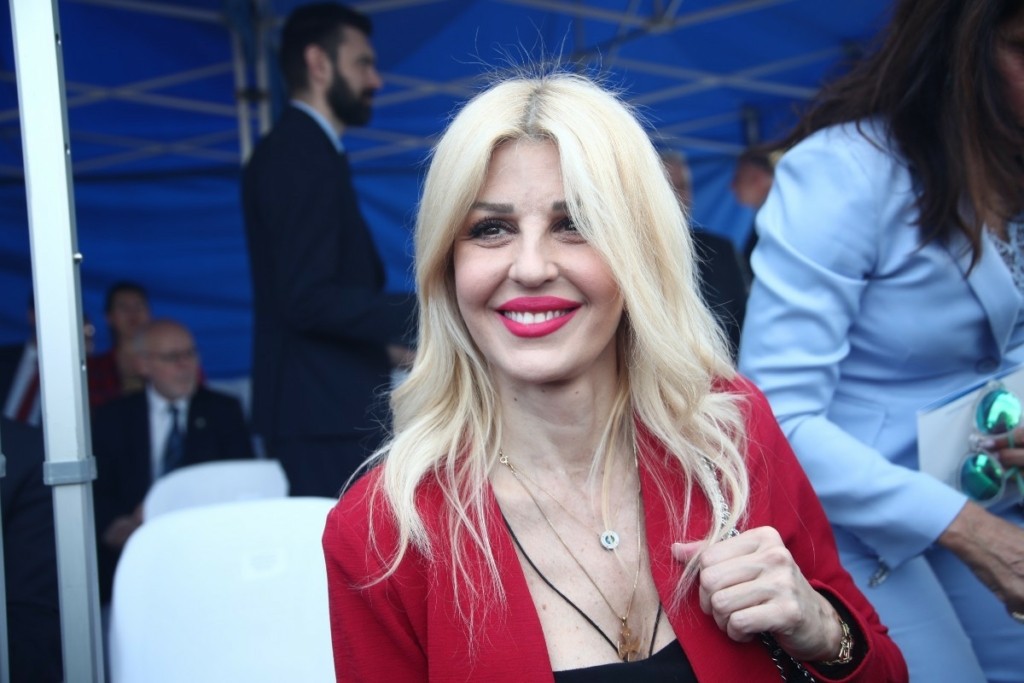 Η Έλενα Ράπτη στα… κόκκινα – Η σικ εμφάνιση στην στρατιωτική  παρέλαση στη Θεσσαλονίκη (pics)