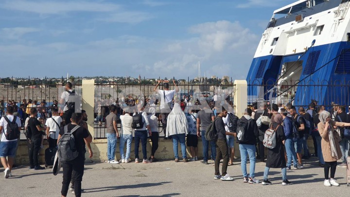 Χαμός στο λιμάνι της Ρόδου – Πάνω από 400 μετανάστες εμποδίζουν τον απόπολου του “Νήσος Χίος” (vid)