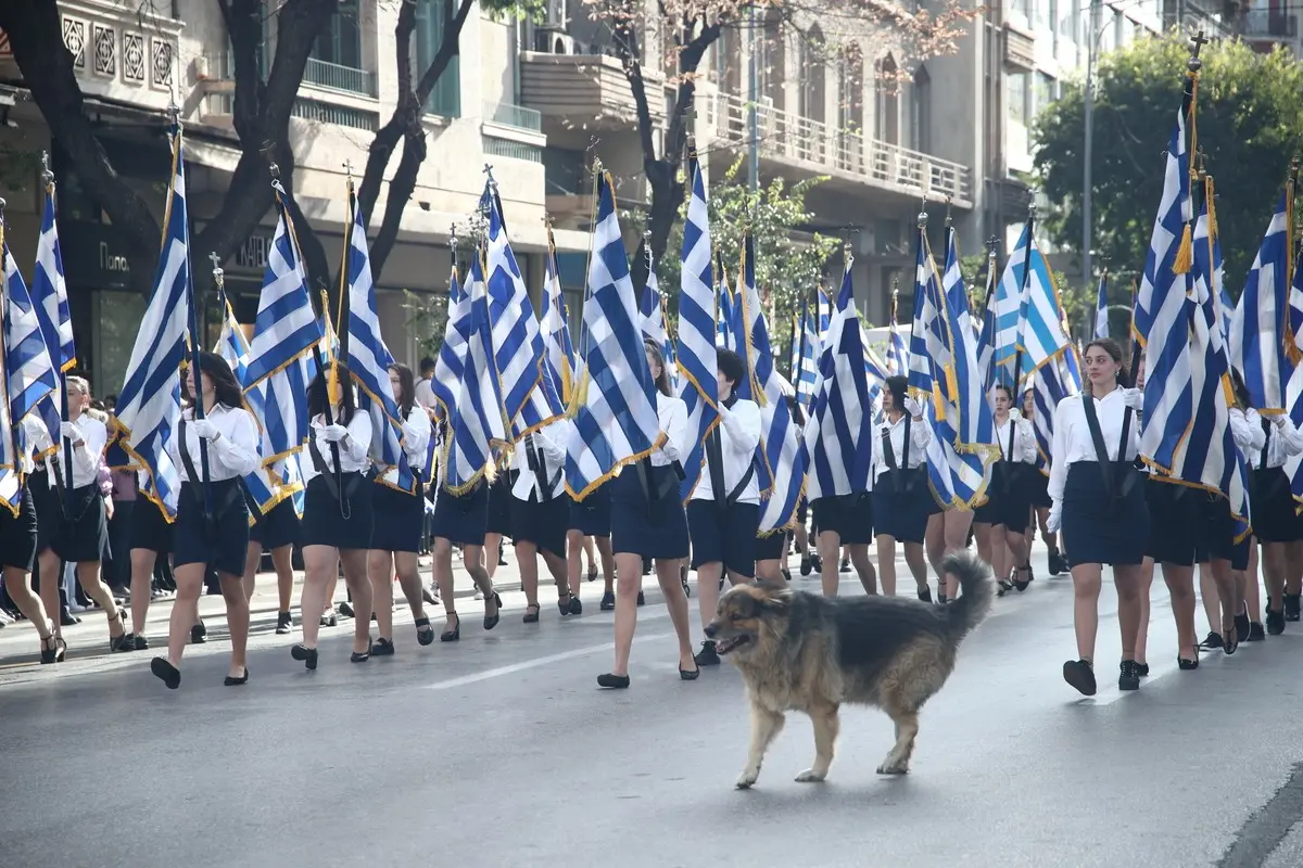 28η Οκτωβρίου: Σκυλάκι γίνεται viral περπατώντας δίπλα σε μαθητές που παρελαύνουν (Pics)