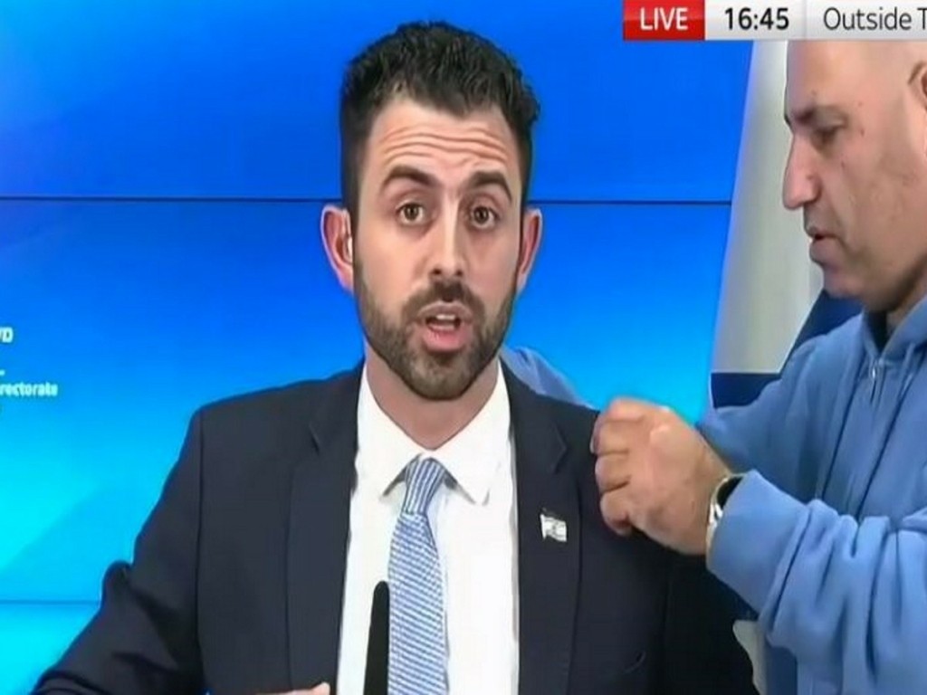 Εκπρόσωπος του Ισραήλ εγκαταλείπει το live όταν ήχησαν σειρήνες για ρουκέτες