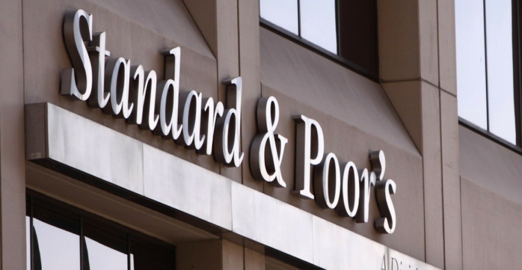 Η Standard & Poor’s αναβάθμισε το outlook του ελληνικού αξιόχρεου