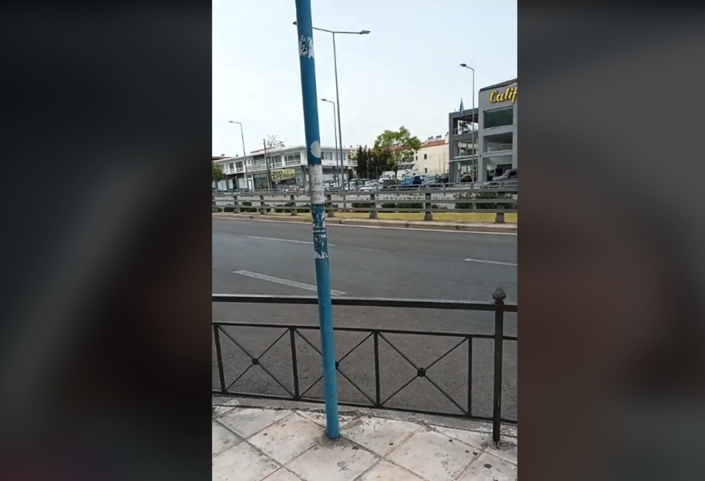 Ελληνική… πατέντα! Σε στάση λεωφορείου έχουν βάλει διαχωριστικό κάγκελο και την έχουν «μαντρώσει» (Vid)