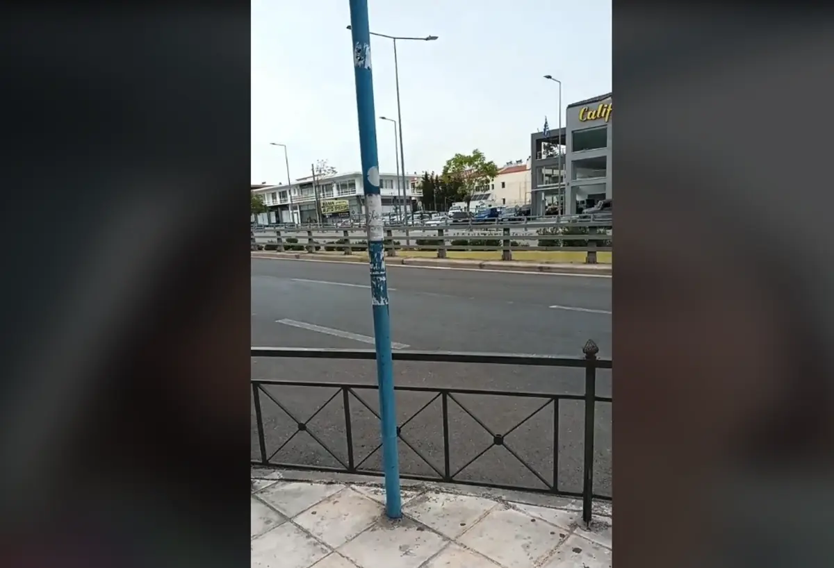 Ελληνική… πατέντα! Σε στάση λεωφορείου έχουν βάλει διαχωριστικό κάγκελο και την έχουν «μαντρώσει» (Vid)