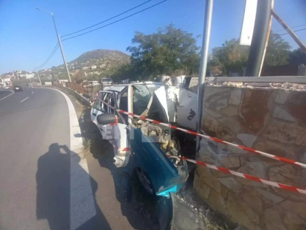 Τροχαίο στην Αθηνών – Σουνίου: Αυτοκίνητο έπεσε σε τοίχο (pics)