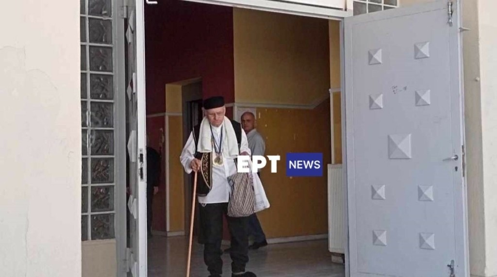 Στα “ευτράπελα” των εκλογών ο ψηφοφόρος με τα… τσαρούχια και τη γκλίτσα (pics)