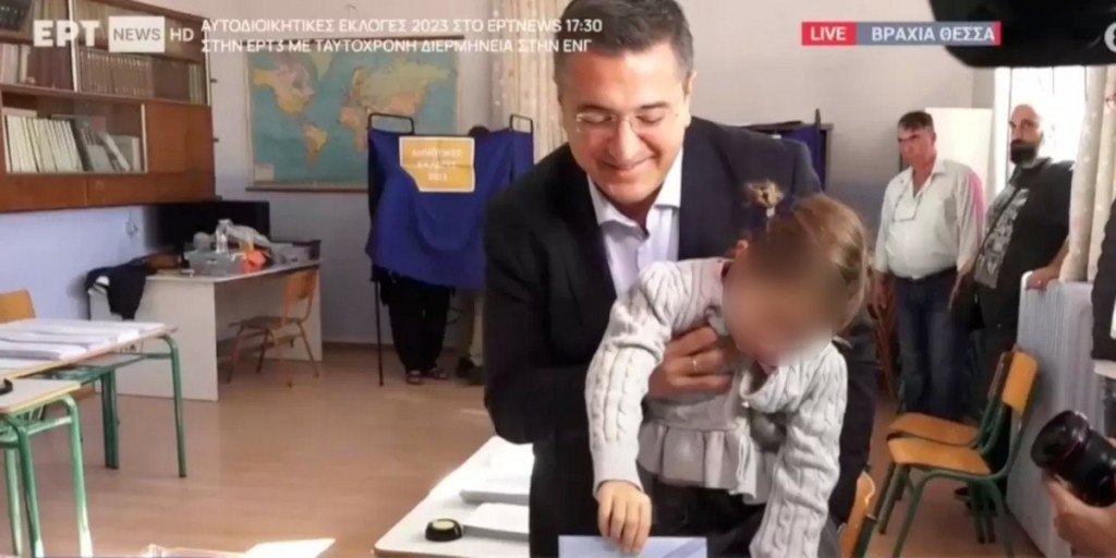 Απόστολος Τζιτζικώστας: Τα παιδιά του έριξαν τα ψηφοδέλτια στην κάλπη (vid)