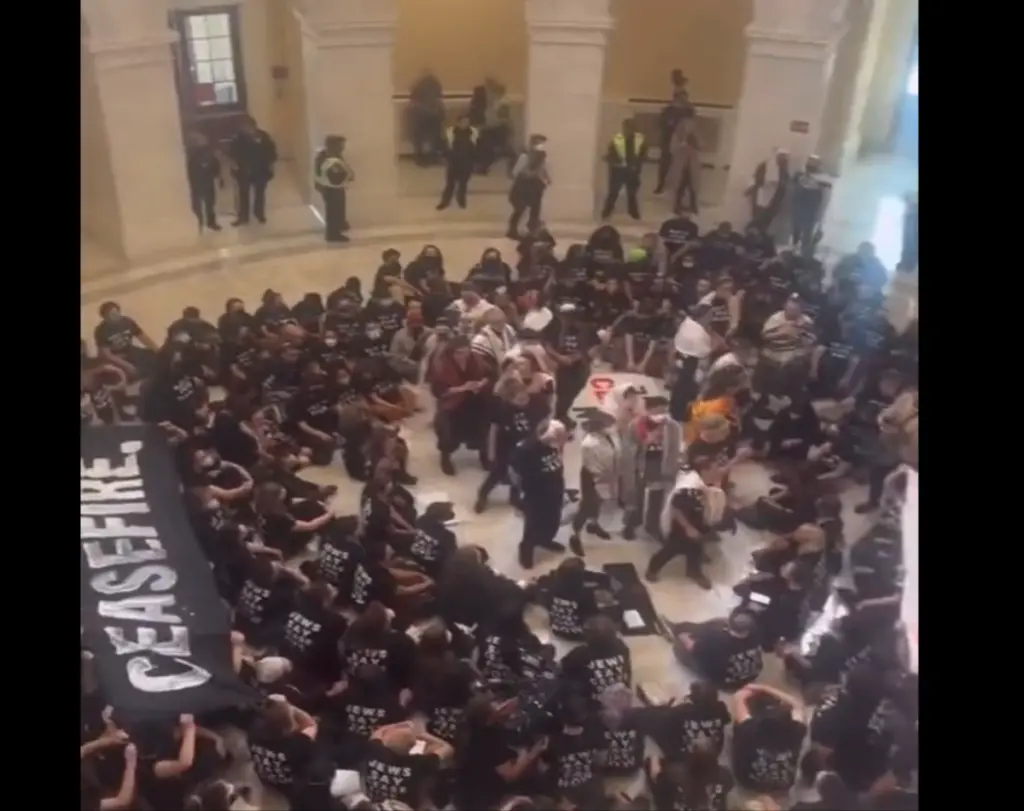 Διαδηλωτές υπέρ της εκεχειρίας στη Γάζα εισέβαλαν στο Καπιτώλιο των ΗΠΑ