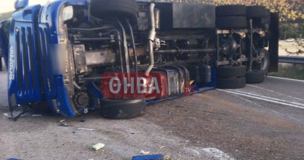Θανατηφόρο τροχαίο στα Βίλια – Ανετράπη φορτηγό που μετέφερε ζώα