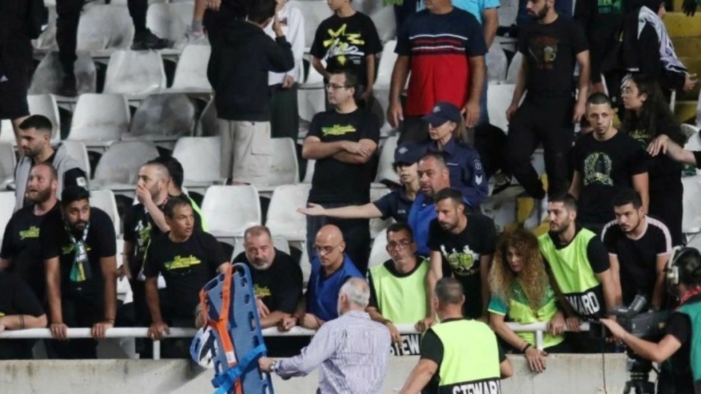 Σοβαρός τραυματισμός οπαδού στον αγώνα μεταξύ της Ομόνοιας με την ΑΕΚ Λάρνακας
