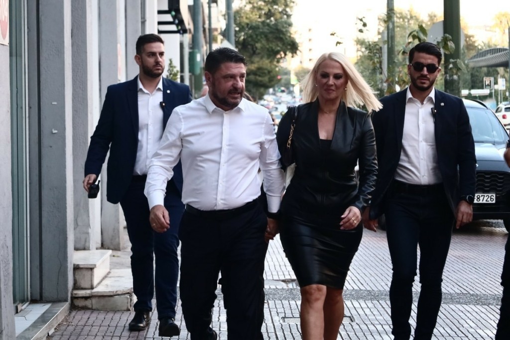 Νίκος Χαρδαλιάς: Στα γραφεία του συνδυασμού του «Αττική Μπροστά» μαζί με τη σύζυγό του (pics)