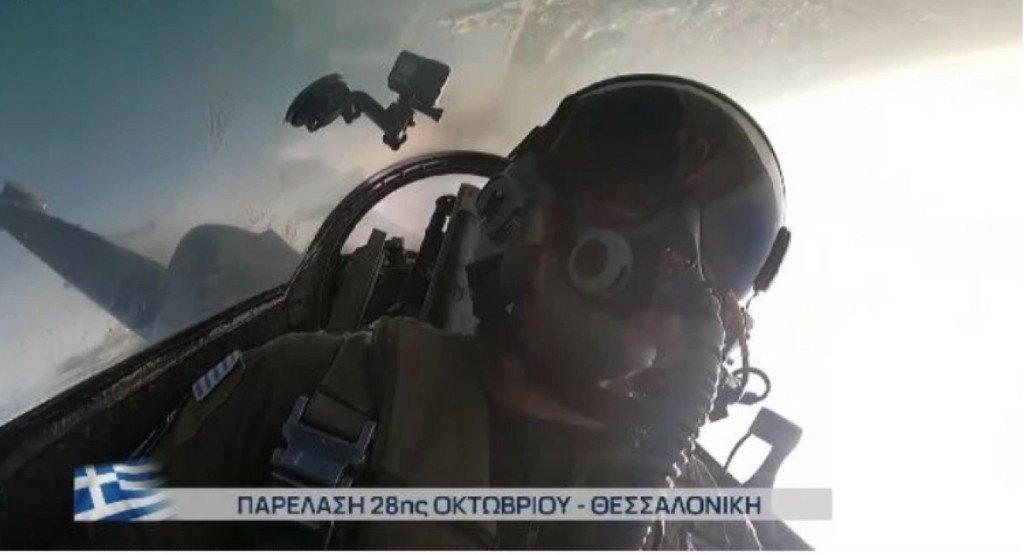Ο πιλότος της ομάδας ΖΕΥΣ που «έσκισε» τον ουρανό της Θεσσαλονίκης – Ρίγη συγκίνησης από το μήνυμά του για την επέτειο της 28ης Οκτωβρίου (vid)