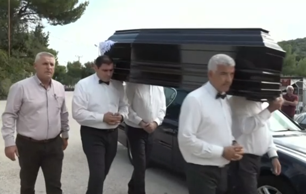 Σε κλίμα οδύνης η κηδεία του Αίαντα Μανθόπουλου (vid)