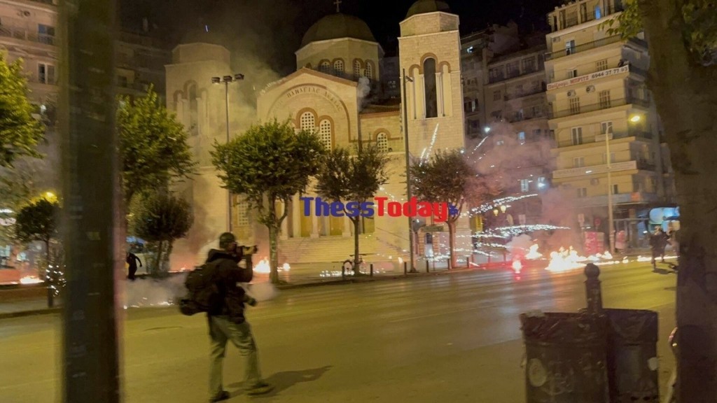 Επεισόδια και μολότοφ στην Θεσσαλονίκη στην πορεία για το Πολυτεχνείο