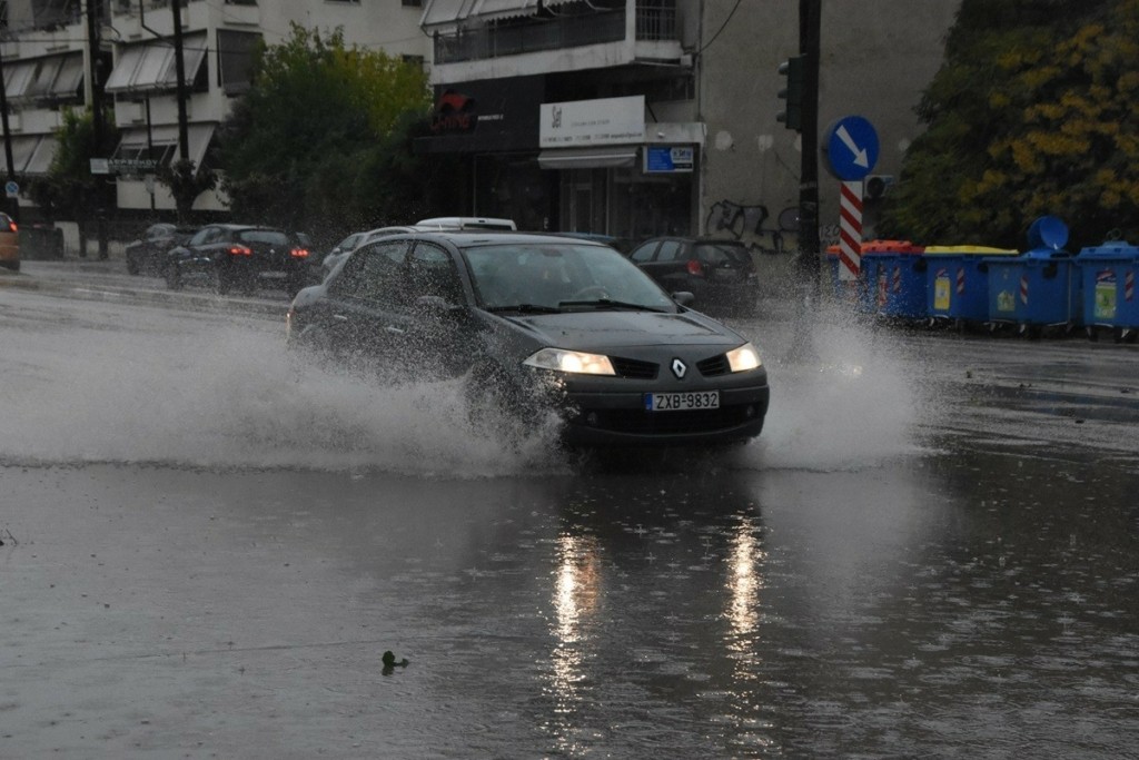 «Ποτάμια» οι δρόμοι στην Αργολίδα από την κακοκαιρία – Έπεσαν δέντρα