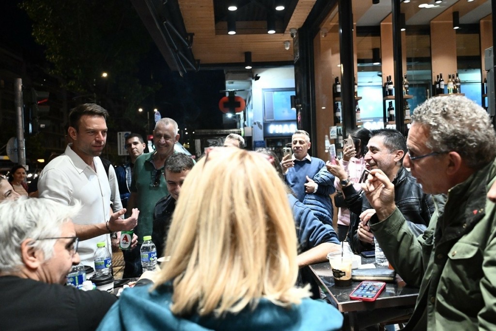 ΣΥΡΙΖΑ: Βγήκε για ποτό μετά την Κεντρική Επιτροπή ο Κασσελάκης