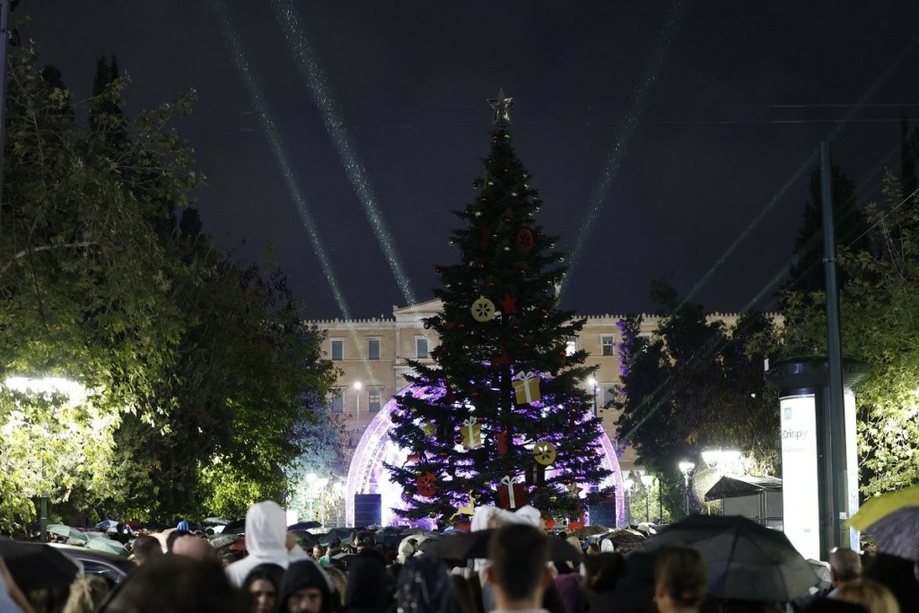 Η Αθήνα φωταγωγεί το χριστουγεννιάτικο δέντρο στην Πλατεία Συντάγματος – Live η εκδήλωση
