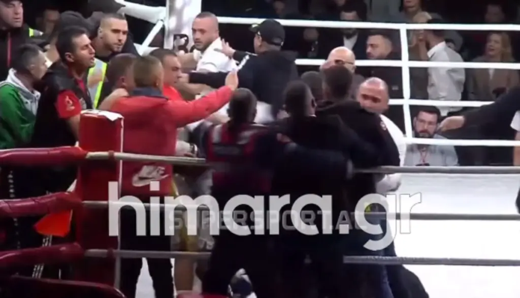 “Κόλαση” σε αγώνα πυγμαχίας στην Αλβανία: Ένα unfair χτύπημα έφερε «ντου» θεατών στο ρινγκ (Vid)
