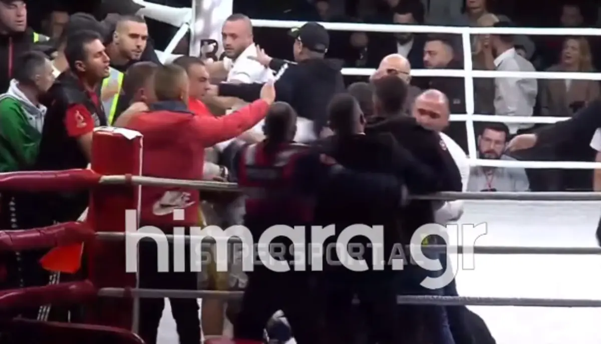 “Κόλαση” σε αγώνα πυγμαχίας στην Αλβανία: Ένα unfair χτύπημα έφερε «ντου» θεατών στο ρινγκ (Vid)