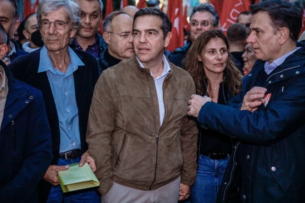 Όταν ο Αλέξης Τσίπρας με μακριά μαλλιά και ζιβάγκο έκανε κατάθεση στεφάνου στο Πολυτεχνείο  το 1999