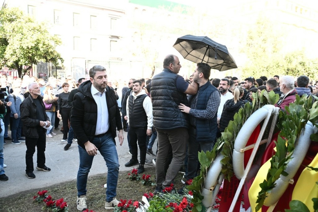 Η στιγμή που πέταξαν καφέδες στον Νίκο Ανδρουλάκη στο Πολυτεχνείο – Άνοιξαν ομπρέλες για να τον προστατεύσουν (Vid)