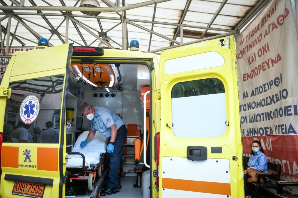 Θρίλερ στο κέντρο της Αθήνας – Άνδρας μπήκε μαχαιρωμένος σε κατάστημα