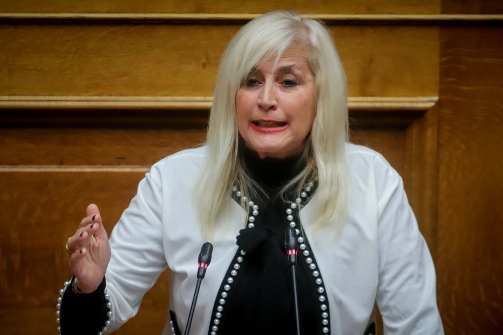 «Απασφάλισε» κατά Ηλιόπουλου η Αυλωνίτου: «Εμείς με το λαό και εκείνοι με την καρέκλα αγκαλιά»