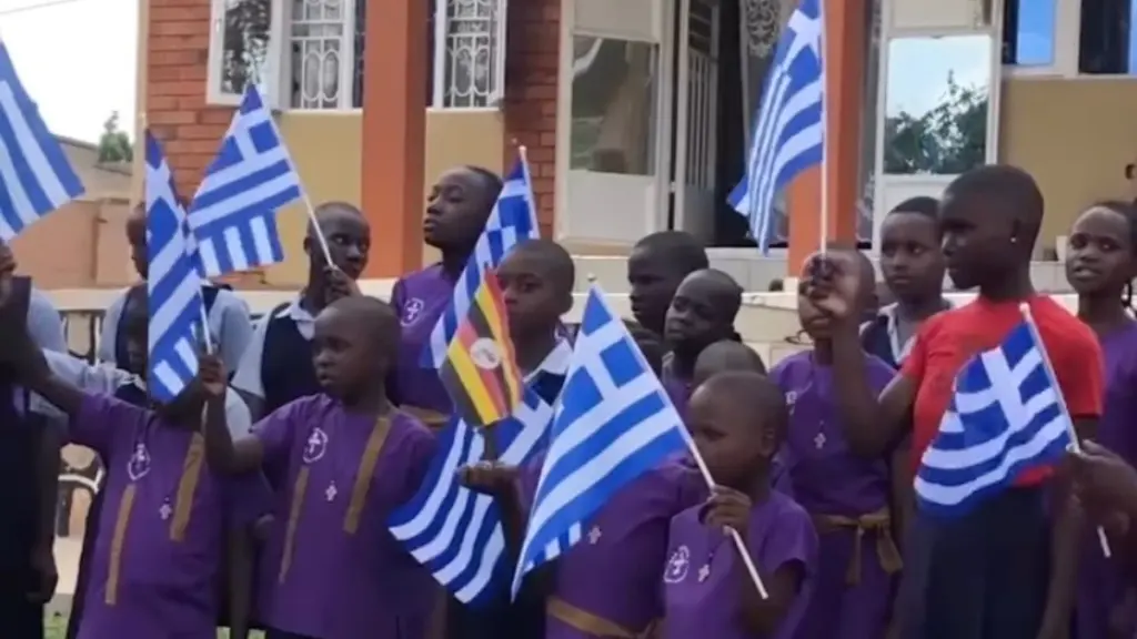 Ρίγη συγκίνησης – Ελληνορθόδοξοι μαθητές στην Ουγκάντα τραγουδούν τον εθνικό ύμνο