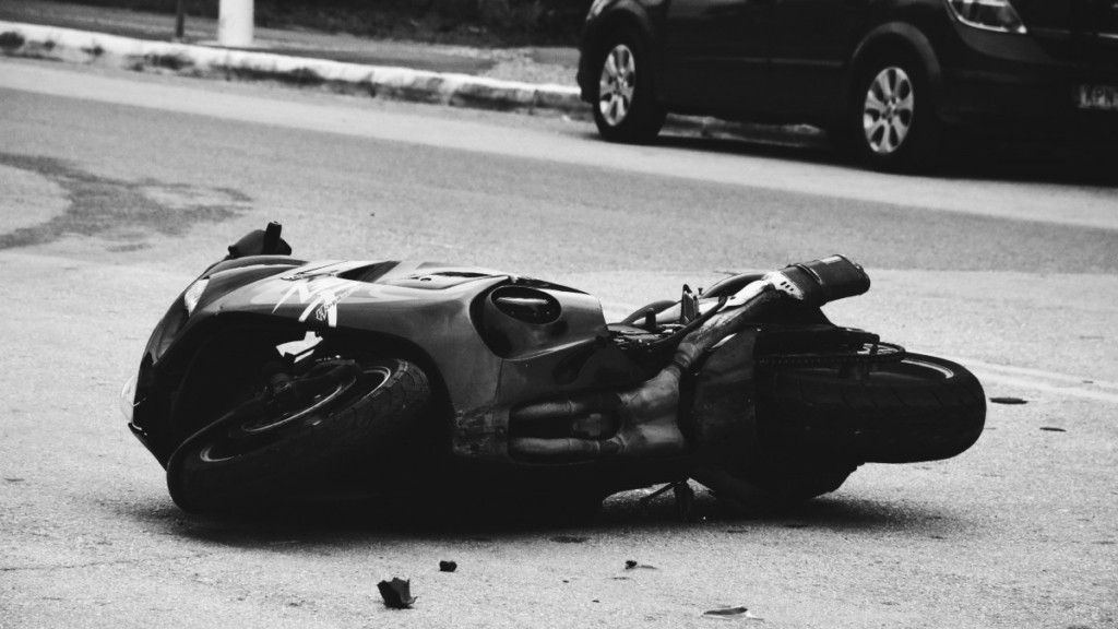 Σοκαριστικό βίντεο – Η στιγμή που η μηχανή παρασέρνει τον παππού με το βρέφος στον Βόλο
