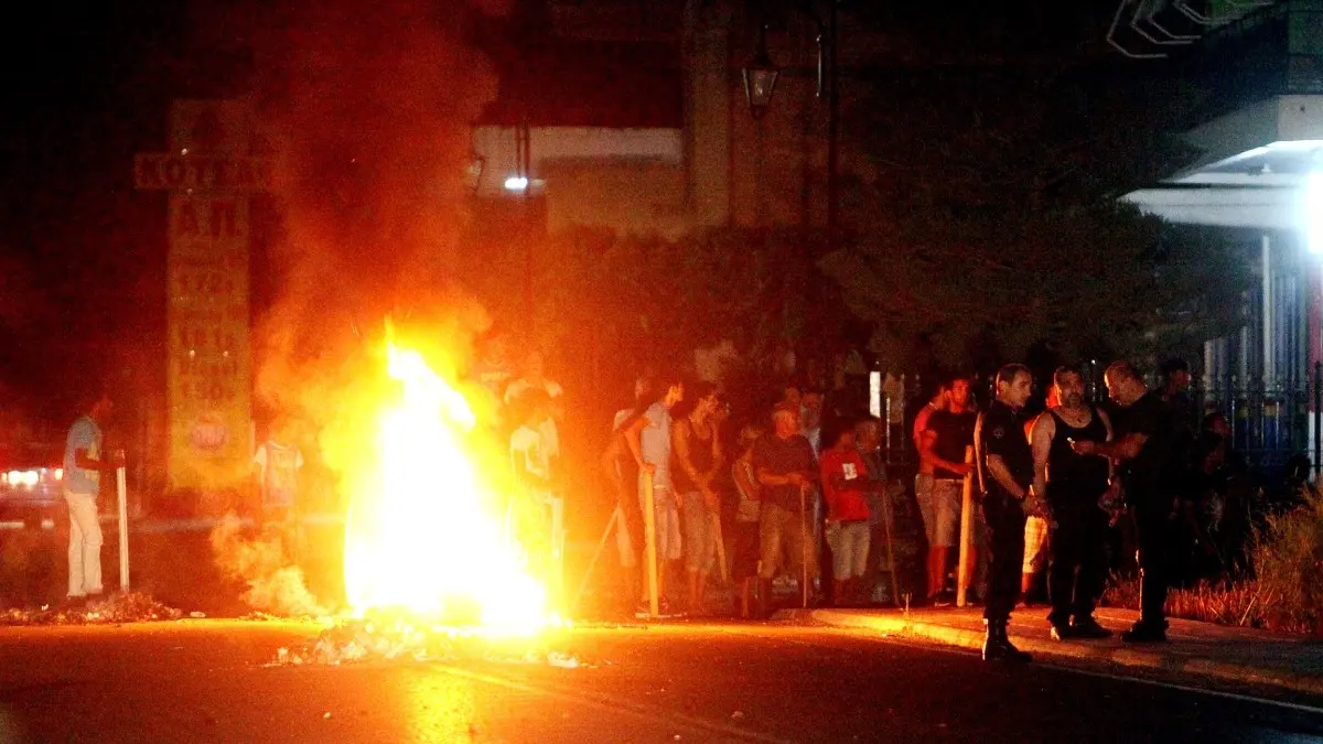 Θάνατος 17χρονου: Σοβαρά επεισόδια στην Θήβα – Επιθέσεις σε σπίτια και αυτοκίνητα