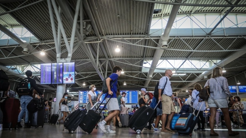 Μονιμοποιείται ο ΦΠΑ στο 13% σε μεταφορικά εισιτήρια και ξενοδοχεία