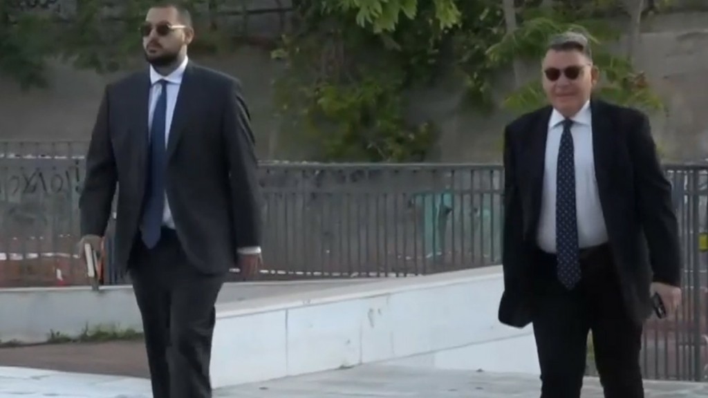 Δείτε τον 21χρονο γιο του Αλέξη Κούγια μαζί του στη δίκη της Ρούλας Πισπιρίγκου