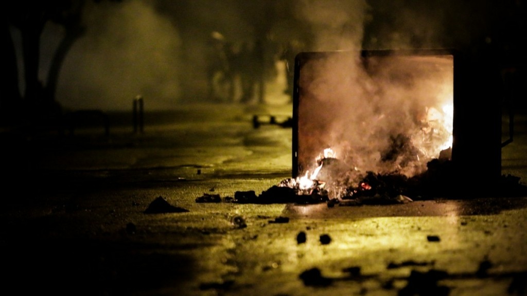 Καταδρομική αντιεξουσιαστών στην Καισαριανή: Έσπασαν τζαμαρίες, έκαψαν κάδους και οχήματα
