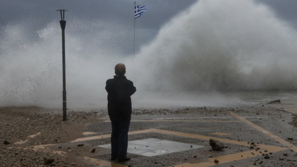 Μαίνεται η κακοκαιρία: Κρύο με ισχυρούς ανέμους έως 10 μποφόρ – Απαγορευτικό απόπλου σε Πειραιά και Λαύριο