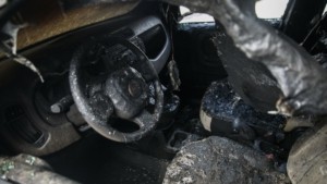 Νέος Κουβαράς: Σορός εντοπίστηκε μέσα σε φλεγόμενο αυτοκίνητο – Σε δασική έκταση επεκτάθηκε η φωτιά